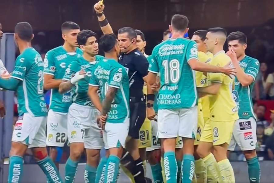 O momento em que Fernando Hernandez dá uma joelhada em Lucas Romero