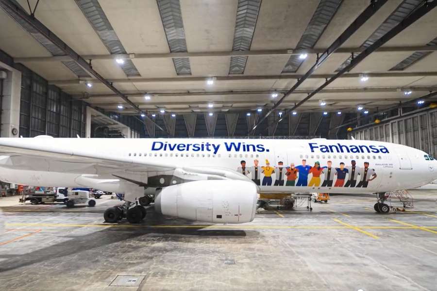 O avião da Lufthansa que irá transportar a seleção e os adeptos para o Mundial-2022, com a mensagem "Diversity Wins"