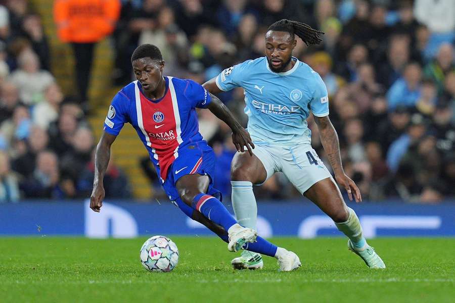 Nuno Mendes, în duel cu Antoine Semenyo, în timpul partidei dintre Manchester City și PSG din Liga Campionilor Nuno Mendes, în duel cu Antoine Semenyo, în timpul partidei dintre Manchester City și PSG din Liga Campionilor