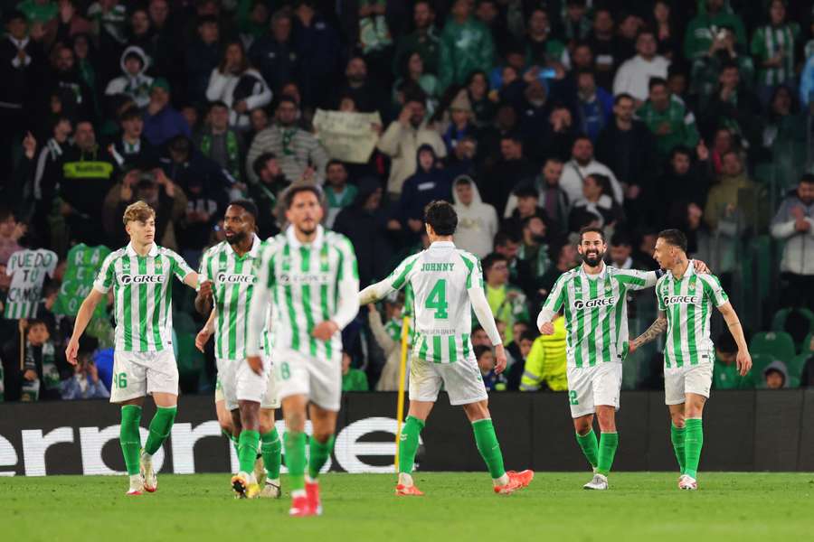 Los jugadores del Betis celebran el gol de Isco