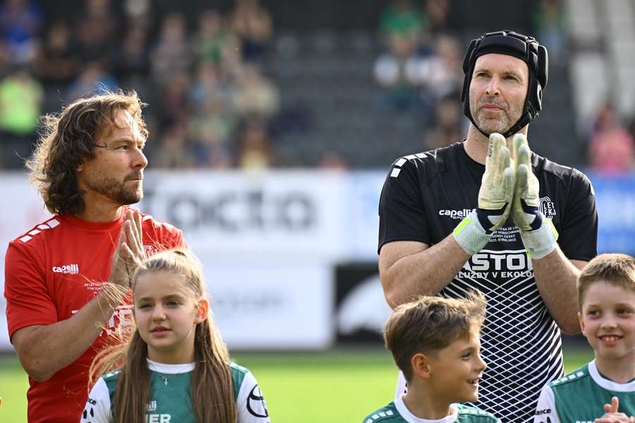 Do českého fotbalu se prý vrátí také legendární brankář Petr Čech.