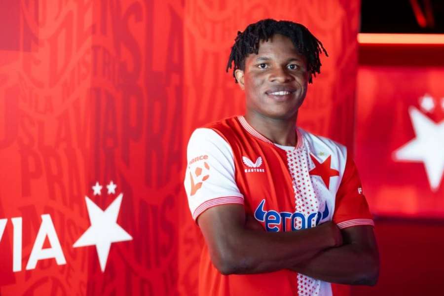 Samuel Isife už si zapózoval v dresu Slavie.