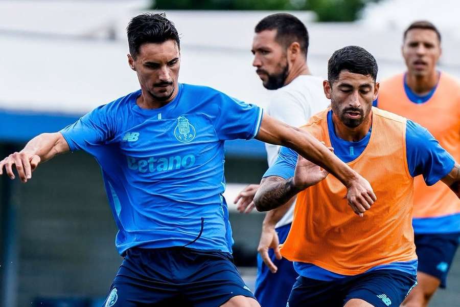 Eustaquio em duelo com Alan Varela no treino do FC Porto