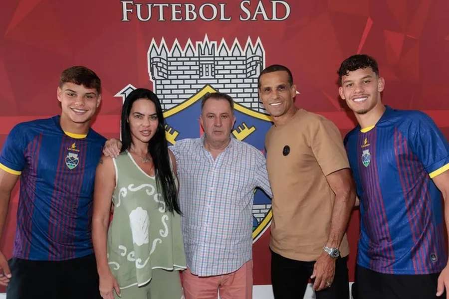 Isaque Ferreira e João Vítor com o pai, Rivaldo, na apresentação