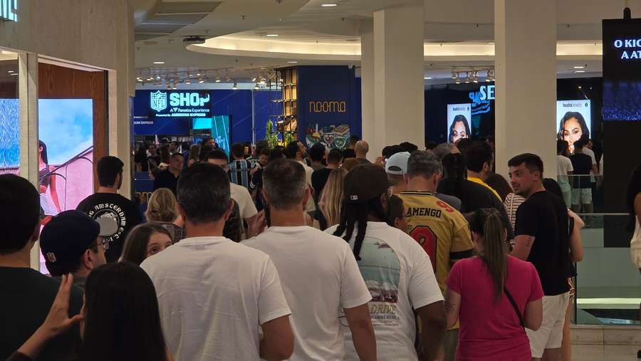 A fila para entrar na loja atravessava o shopping A fila para entrar na loja atravessava o shopping