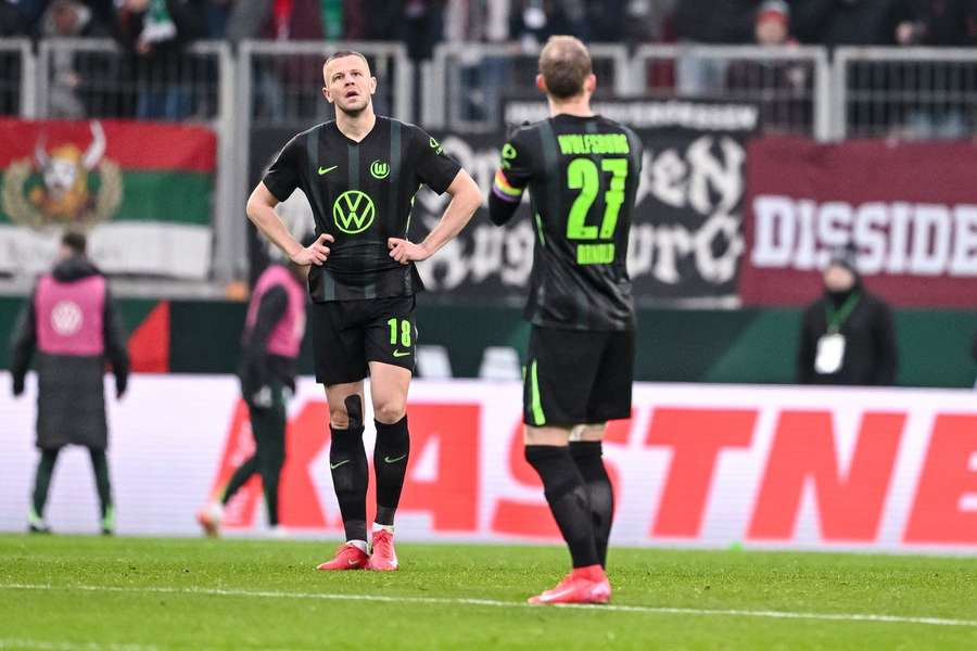 Denis Vavro sklamaný po prehre v Augsburgu.