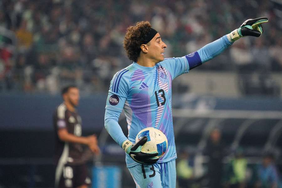 Guillermo Ochoa, con la selección mexicana