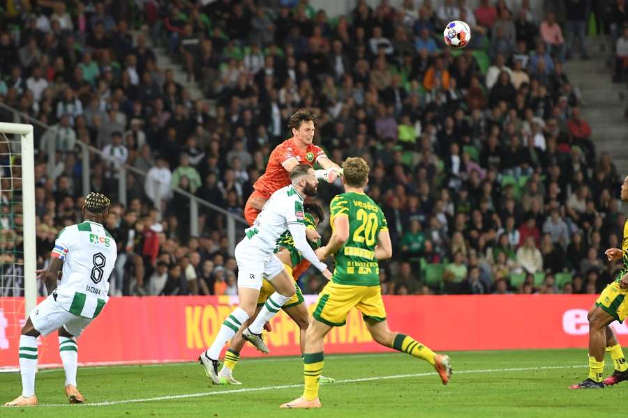 Doelman Hugo Wentges van ADO Den Haag in actie in de uitwedstrijd tegen FC Groningen