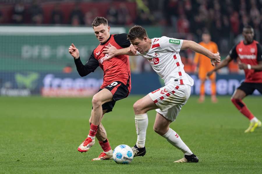 Kölns Dominique Heintz (r.) im Zweikampf mit Florian Wirtz