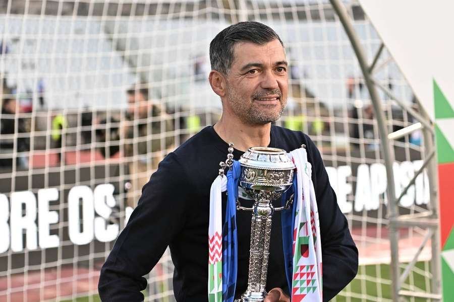 Sérgio Conceição com a Taça de Portugal Sérgio Conceição com a Taça de Portugal