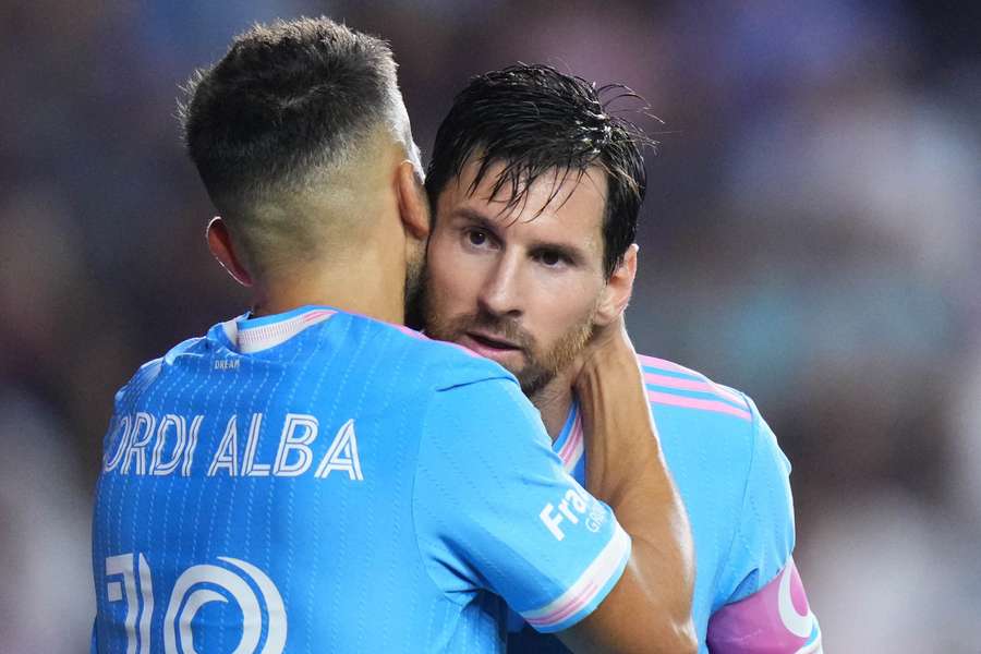 Jordi Alba abraça Messi após passe para gol