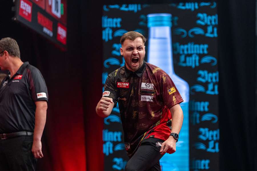 Schmidt stuns Menzies on opening day in Leverkusen Schmidt stuns Menzies on opening day in Leverkusen