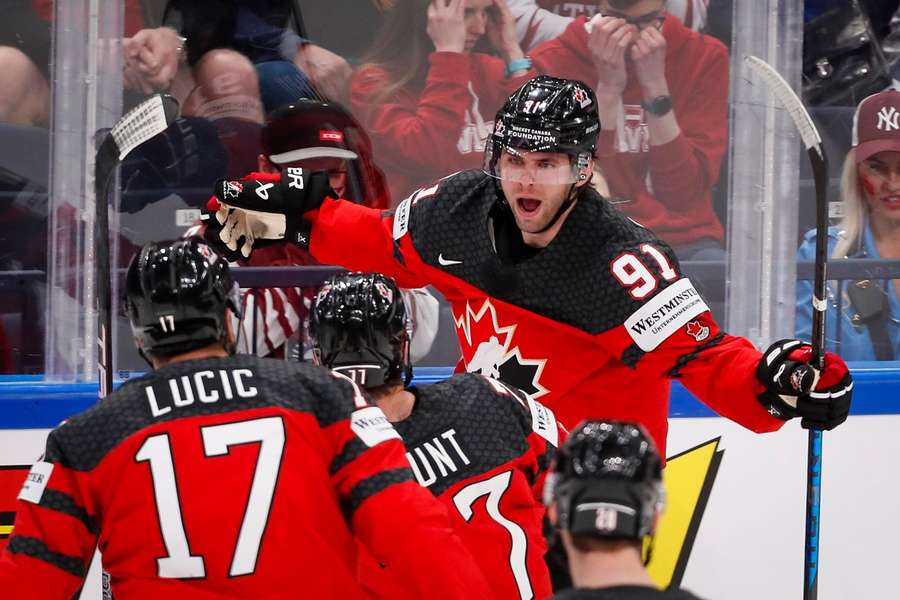 Et drømmemål af Adam Fantilli hjalp Canada til favoritsejr over Letland