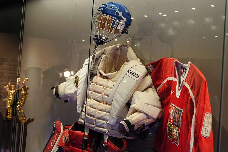 Téměř kompletní výstroj Dominika Haška v Síni slávy českého hokeje.