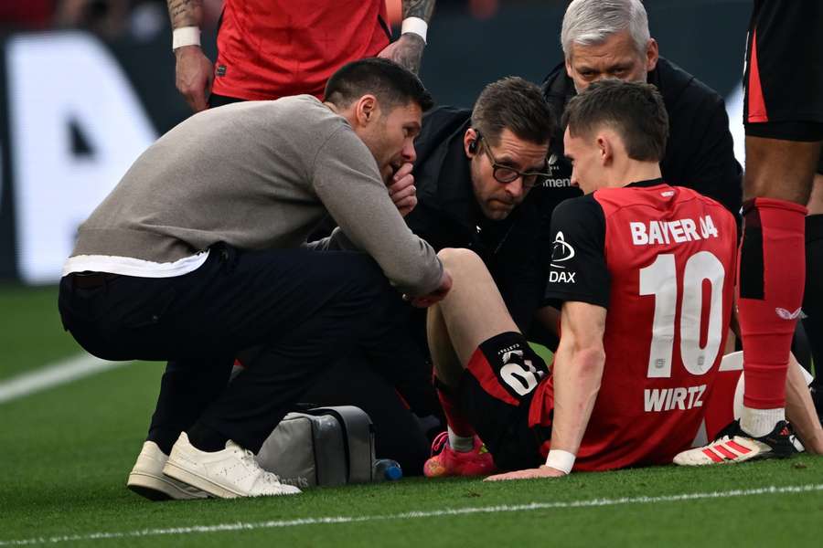 Wirtz siendo atendido contra el Bremen