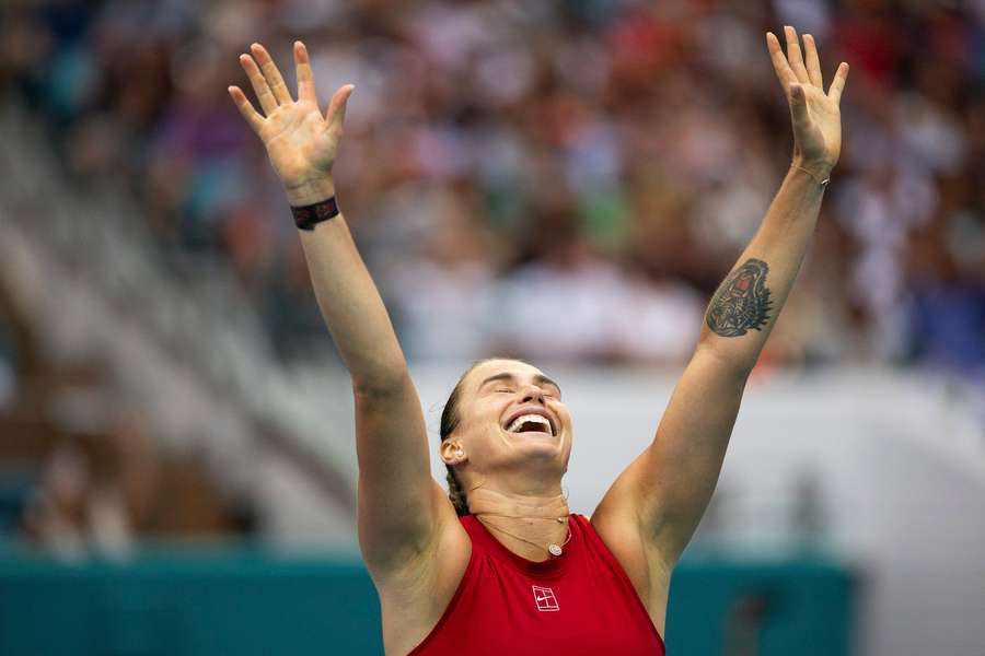 Sabalenka streckt die Arma in Richtung des Himmels von Miami