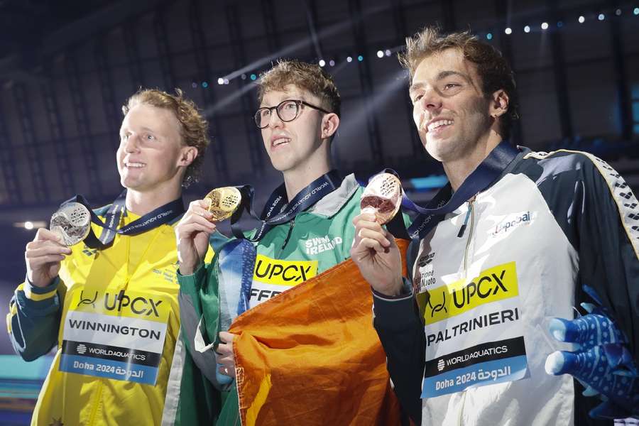 Daniel Wiffen (C) celebrates his gold medal