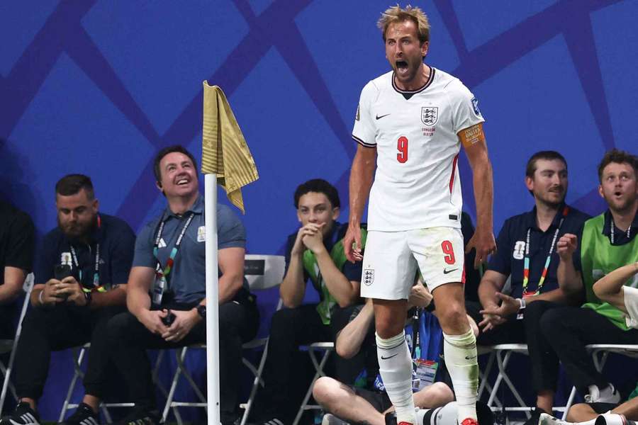 Kane, desatado, celebra su doblete victorioso ante la RD del Congo