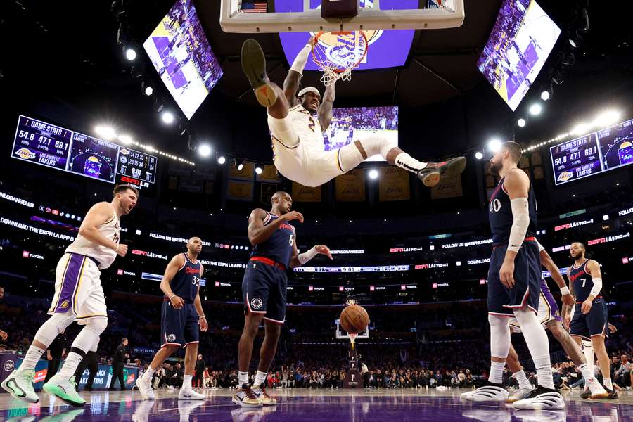 Los Lakers se imponen a sus vecinos.