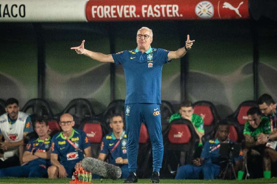 Dorival Jr on the sidelines during the game against Paraguay