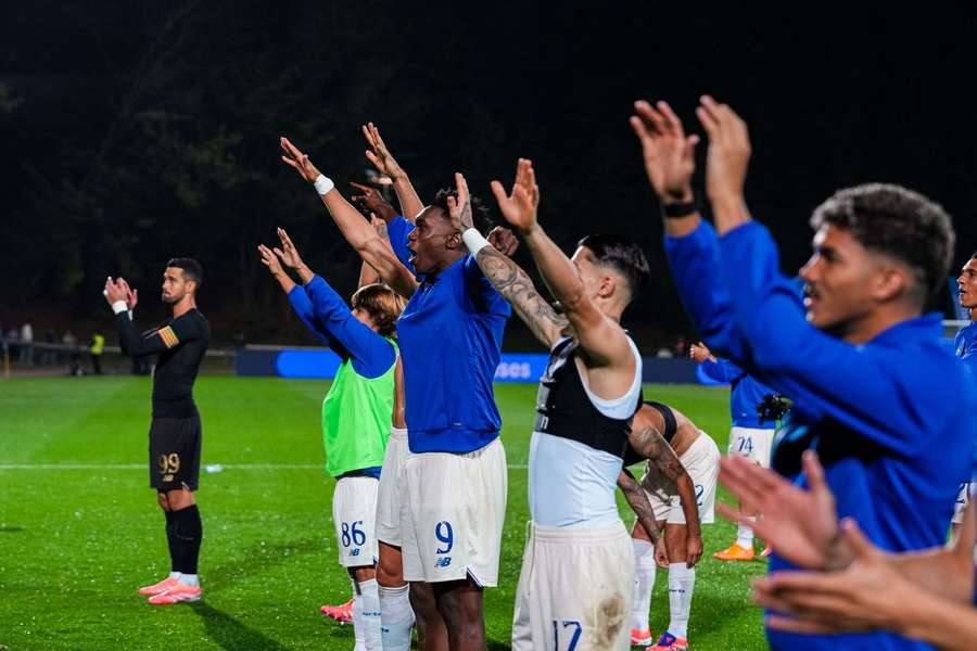 Jogadores do FC Porto celebram com os adeptos