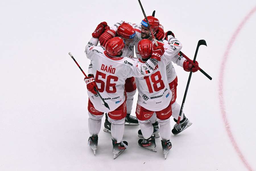 Třinec sa teší z výhry po parádnej otočke.