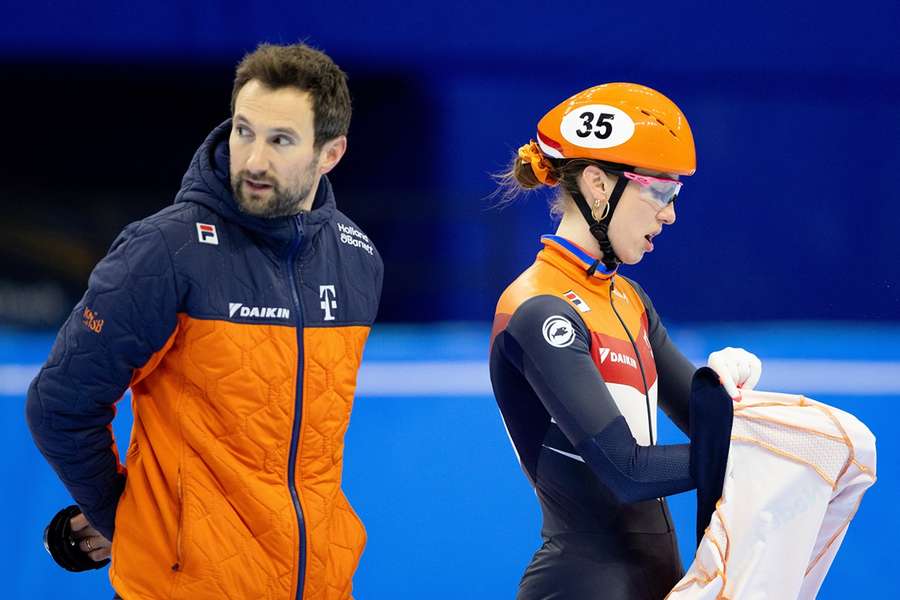 Suzanne Schulting en coach Niels Kerstholt in actie tijdens een training voor het WK Shorttrack 2023 in Zuid-Korea