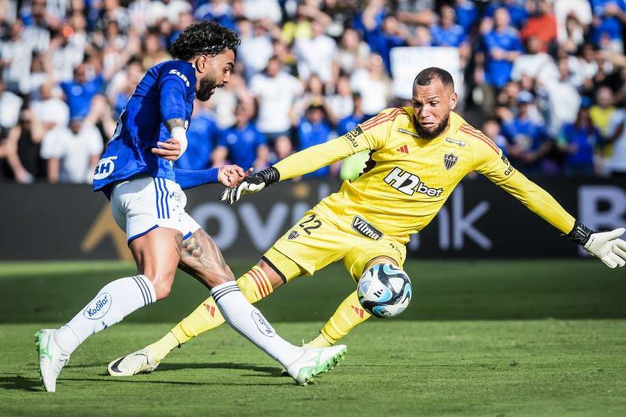 Gabigol travou um duelo particular com Éverson
