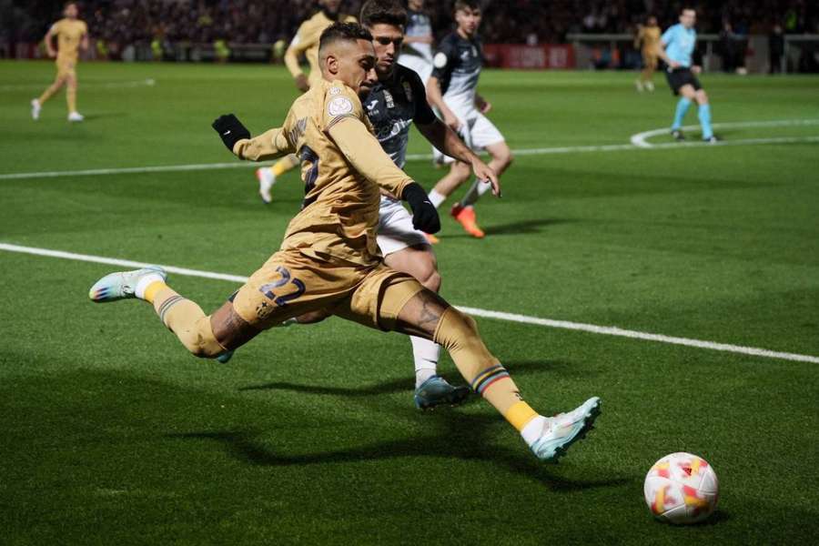 Raphinha faz gol e dá assistência em goleada que coloca Barça nas quartas da Copa do Rei