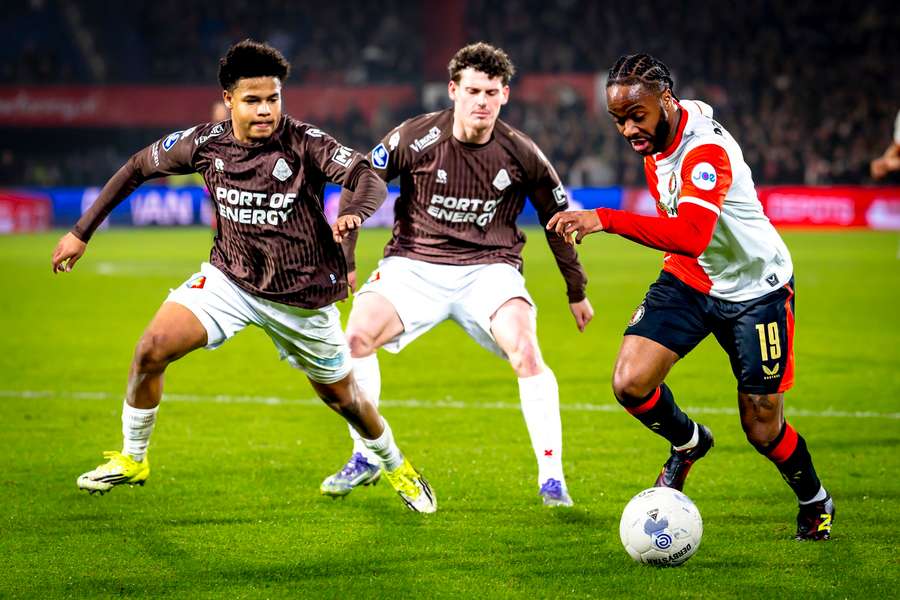 Feyenoord's Raheem Sterling dribbles past Telstar's Gerald Alders (L) and Patrick Brouwer