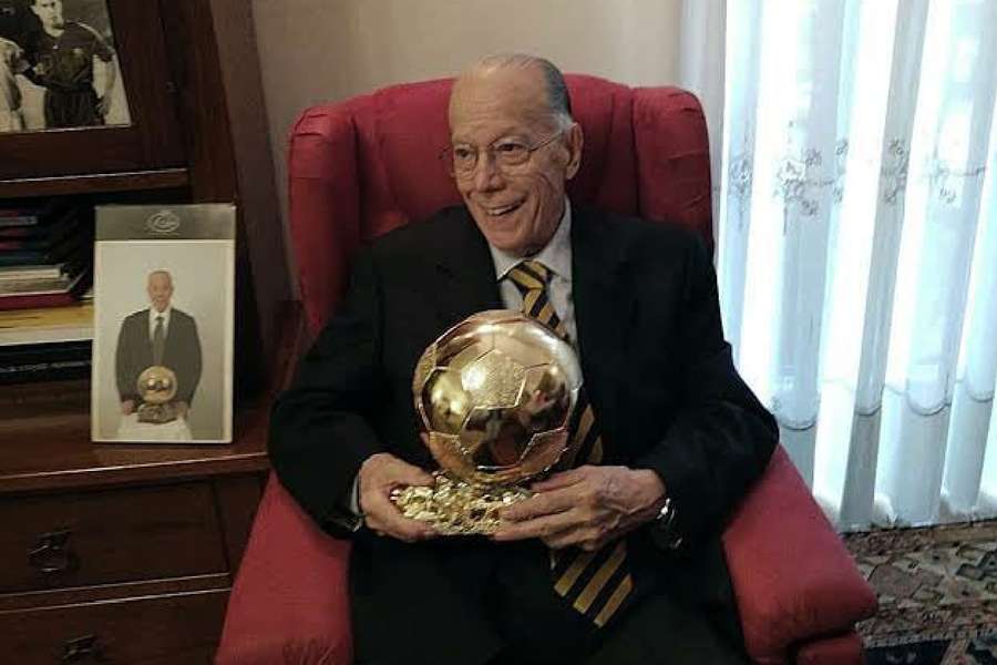 Suarez poses with the Ballon d'Or in 1955