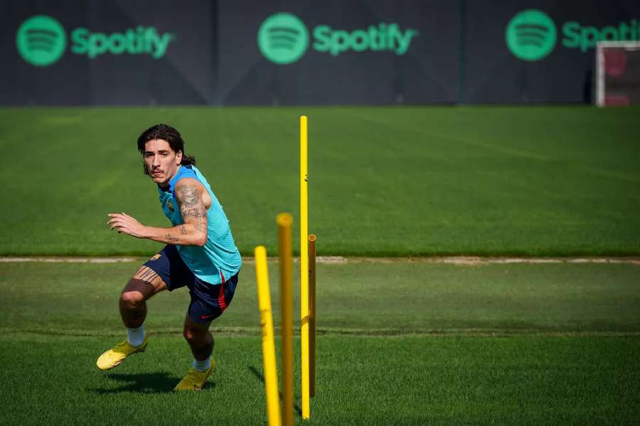 El drama crece en el Barcelona: se confirma que Bellerín sufre una lesión muscular