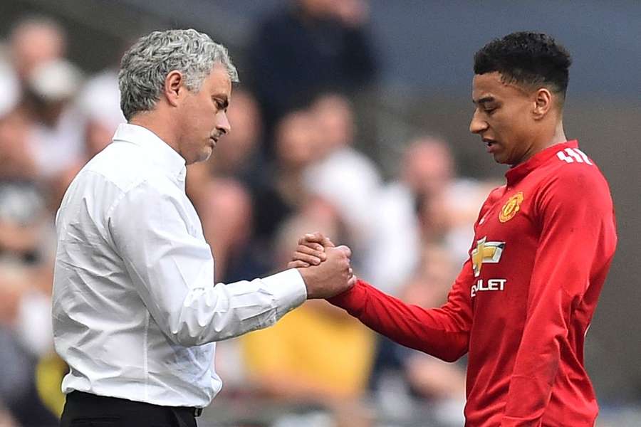 Mourinho cumprimenta Lingard