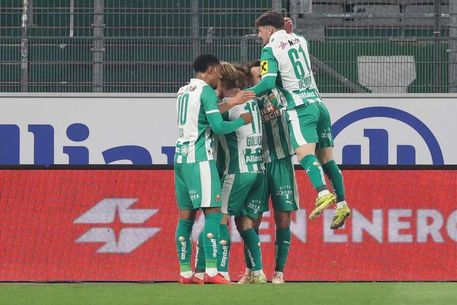 Rapid bejubelt ein Tor gegen den LASK.