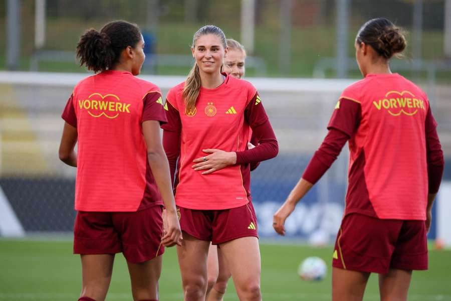 Die DFB-Damen beim öffentlichen Training in Düsseldorf. Die DFB-Damen beim öffentlichen Training in Düsseldorf.