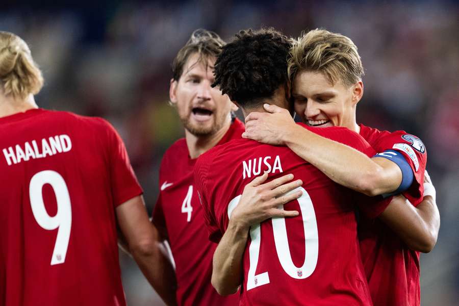 Ødegaard gratuluje Nusie decydującego podania w meczu z Gruzją w zeszłym miesiącu
