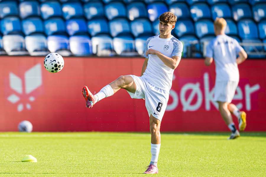Beno Selan ze Słowenii rozgrzewa się przed meczem eliminacyjnym do Mistrzostw Europy UEFA U-21 z Norwegią.