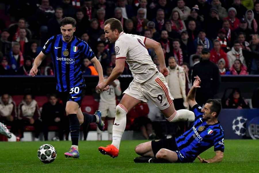 Wie hier gegen Mkhitaryan wollen sich Kane und Co. häufiger durchsetzen.