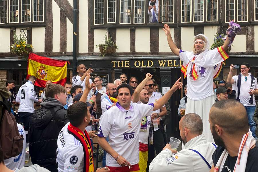 Adeptos do Real Madrid nas ruas de Manchester antes do jogo