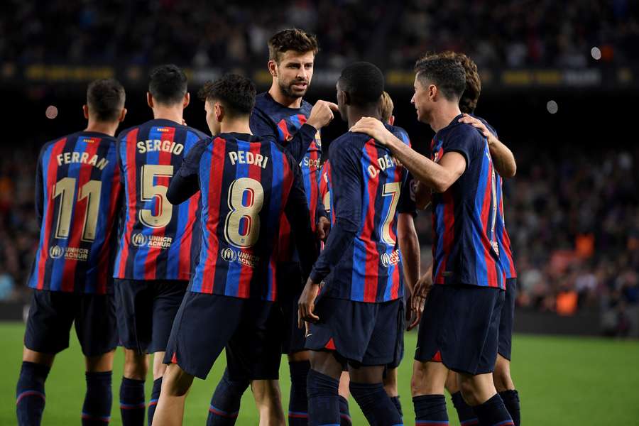 Los jugadores del Barça celebran con Piqué uno de los goles ante el Almería