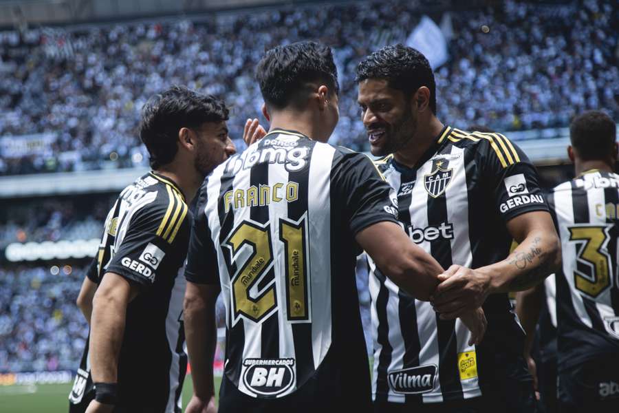 Alan Franco comemora ao seu gol ao lado de Hulk Alan Franco comemora ao seu gol ao lado de Hulk
