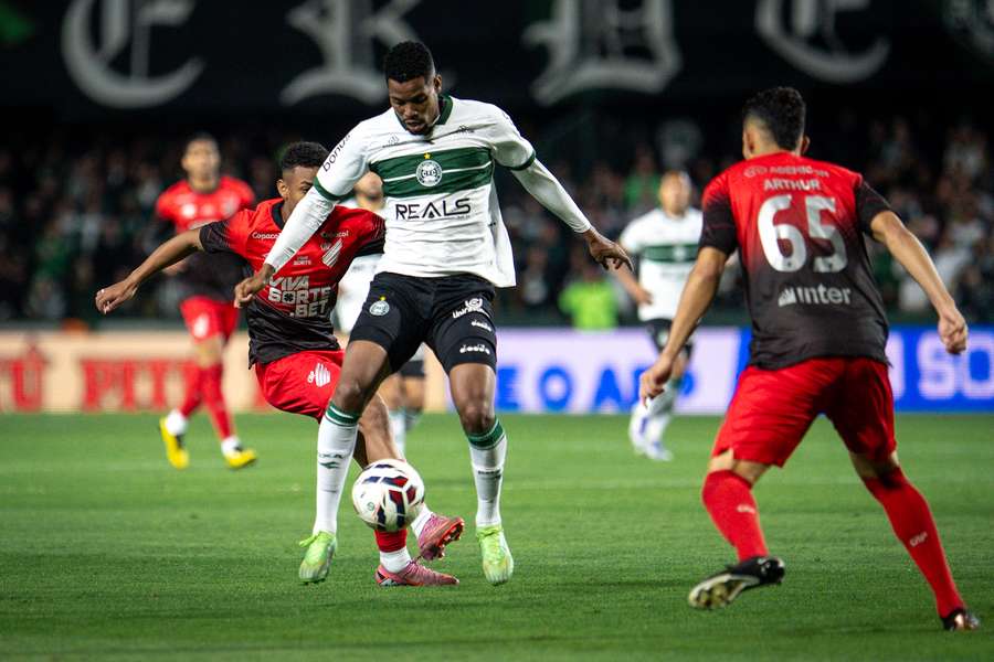 Athletico-PR e Coritiba não saíram do 0 a 0 no Couto Pereira