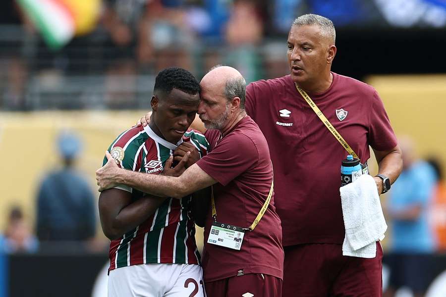 Arias foi amparado por membros da equipa técnica do Fluminense
