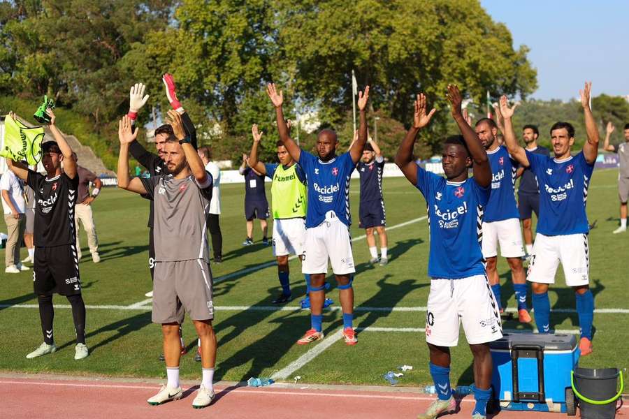 Jogadores do Belenenses saúdam adeptos