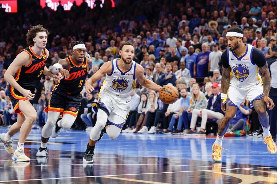 Golden State Warriors' guard Stephen Curry løber mod kurven mod Oklahoma City Thunder.