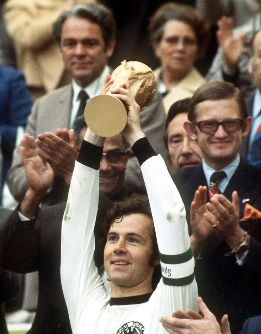 Lipiec 1974, Franz Beckenbauer unosi trofeum Pucharu Świata po tym, jak Niemcy pokonały Holandię 2:1 w finale na stadionie olimpijskim w Monachium