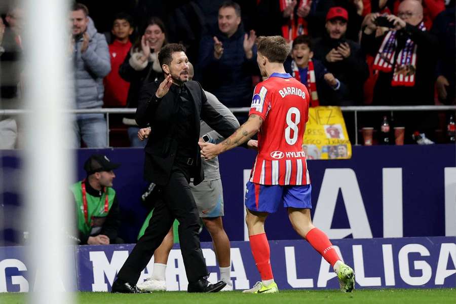 Simeone y Barrios celebrando el segundo gol del Atleti