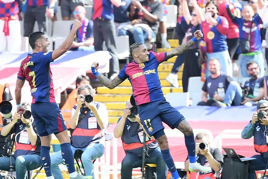 Raphinha celebrates Barcelona's fourth goal