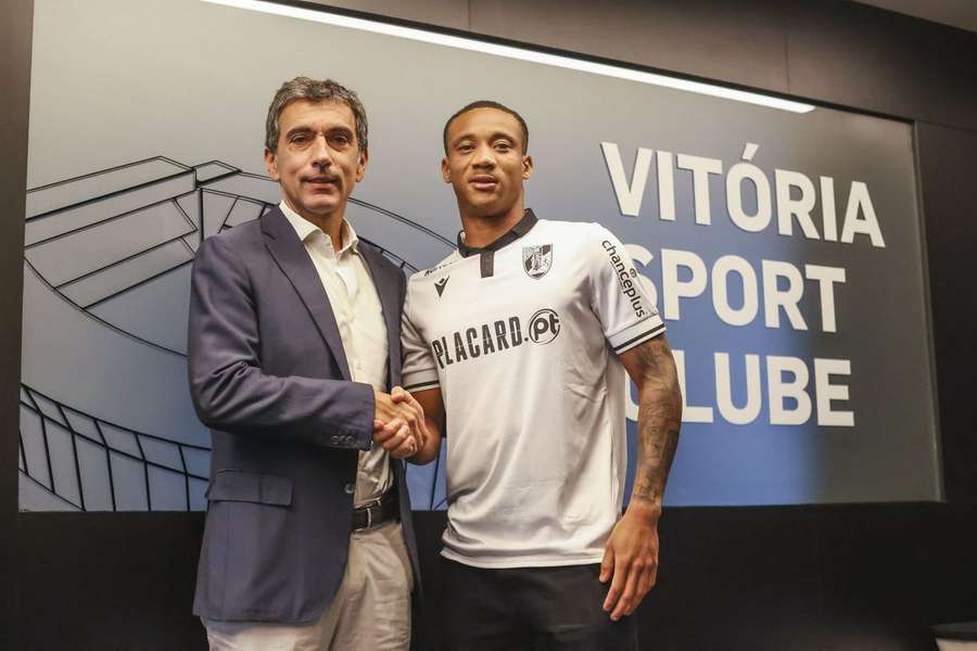 Clinton Udeh já assinou contrato