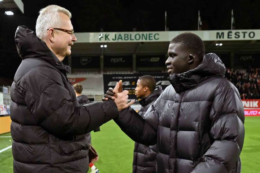 Šéf Slavie Jaroslav Tvrdík a hvězd sešívaných El Hadji Malick Diouf.